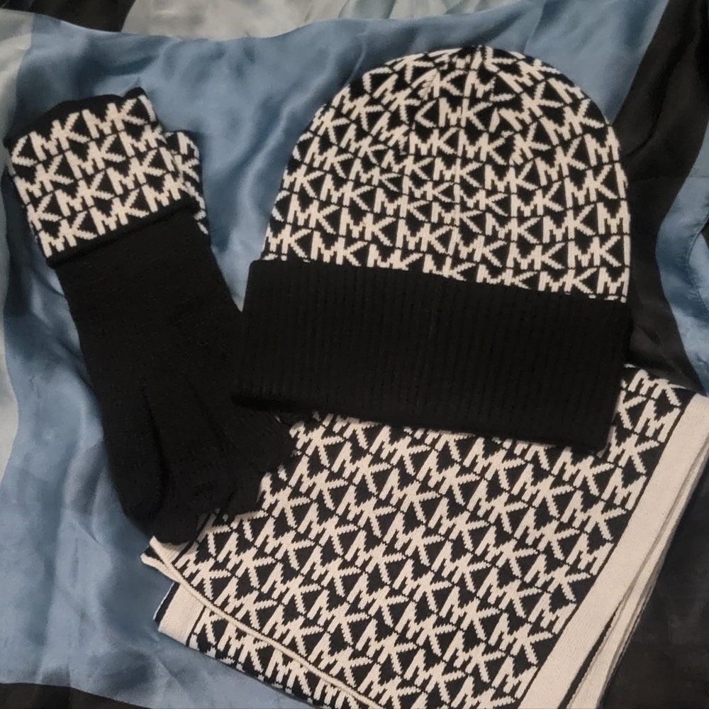 Michael Kors , Scarf ,beanie, gloves NWT - Picture 3 of 3